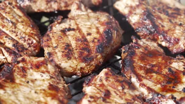 Готовить свежее сочное мясо на гриле барбекю — стоковое видео