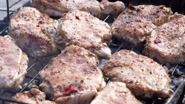 Vaření čerstvého šťavnatého masa na grilu grilování — Stock video