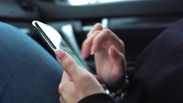 Mãos de menina usando telefone celular smartphone enquanto está sentado no carro . — Vídeo de Stock