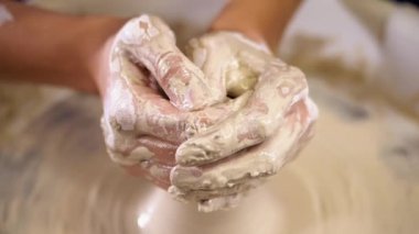 Bilinmeyen zanaatkar sürahi oluşturur. Sadece ellere odaklan. Küçük işletme, yetenek, ilham konsepti. Sanat stüdyosunda çömlekçi direksiyonunda insan çalışması nın çalışma süreci.