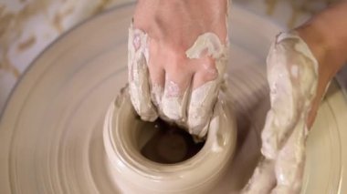 Yapma, geleneksel çanak çömlek adam öğretmen Sanat Atölyesi seramik temelleri gösterilmektedir. Sanatçı eller, çamurdan el yapımı sürahi hangi oluşturma düzgün şekilli yavaşça çalışır.