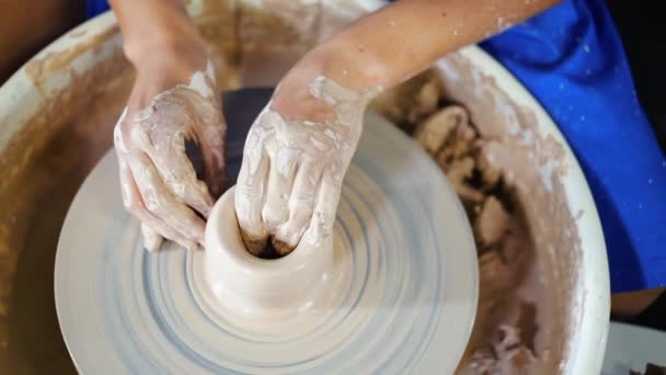 未知的工匠创造壶。只关注双手。小企业，人才，灵感理念。在艺术工作室的陶艺轮工作工的过程. — 图库视频影像