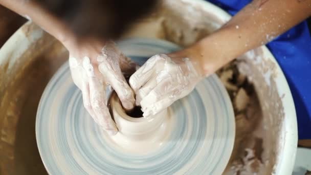 Fabricación de cerámica tradicional, hombre profesor muestra los fundamentos de la cerámica en el estudio de arte. Artista opera las manos, que suavemente la creación de forma correcta jarra hecha a mano de arcilla . — Vídeos de Stock