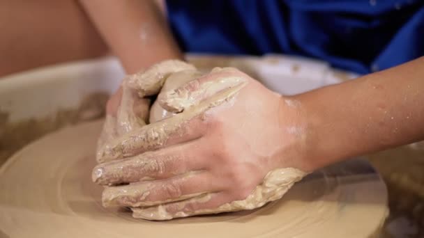 Upplevt potter former lera produkten - kannan - med keramik verktyg. Närbild av manliga händer arbetar på keramiker hjul. Skott av halva-färdig keramik vas spinning på jigger. — Stockvideo