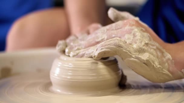 Artigiano sconosciuto crea brocca. Concentrati solo sulle mani. Piccola impresa, talento, concetto di ispirazione. Processo di lavoro di mans lavorano a ruota di vasai in studio artistico . — Video Stock