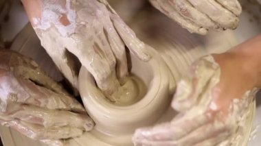 Eller kil sürahi potters tekerlek üzerinde yapma aşık genç çiftin. Romantik Tarih insanlar şehvetli görüntüleri. Çanak çömlek eğitim, kavramı.