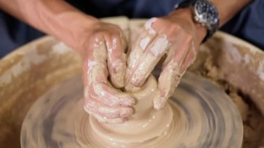 Süreci çalışma iş sanat stüdyosu potters direksiyonda mans. Bilinmeyen usta sürahi oluşturur. Ellerinde sadece odaklan. Küçük işletme, yetenek, buluş, ilham kavramı.