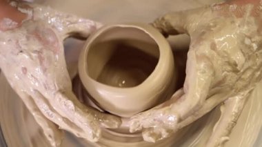 Süreci çalışma iş sanat stüdyosu potters direksiyonda mans. Bilinmeyen usta sürahi oluşturur. Ellerinde sadece odaklan. Küçük işletme, yetenek, buluş, ilham kavramı.