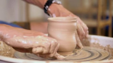 Potter usta kil - kulplu testi - potters tekerlek iplik yardımıyla bitmiş ürün kaldırır ve fırın veya fırın kavurma için hazırlar.