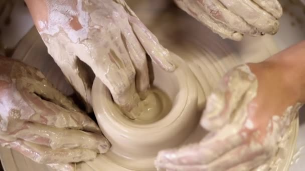 Mani di giovane coppia innamorata di fare brocca di argilla sulla ruota vasai. Filmati sensuali di persone che hanno un appuntamento romantico. Formazione in ceramica, concetto di opera d'arte . — Video Stock