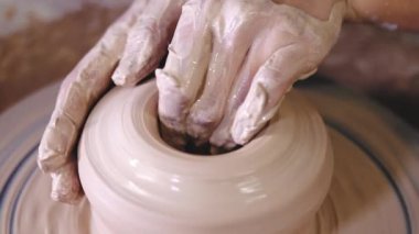Geleneksel çömlekçilik yapma, adam öğretmen sanat stüdyosunda çömlekçilik temellerini gösterir