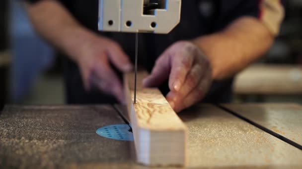 Tischler schneidet Holzplanke auf Stichsägemaschine. Tischler arbeitet in Werkstatt — Stockvideo