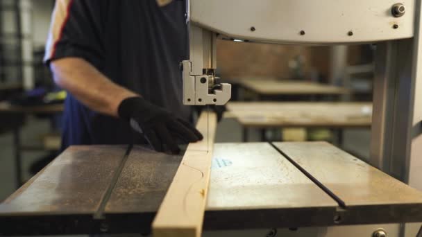 Joiner arbetar i studion. Woodworker nedskärningar trä planka på Jigsaw Machine. — Stockvideo