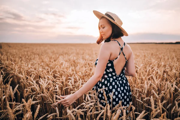 Donna in abito stile retrò e cappello in posa in campo d'oro grano. Viaggio, raccolto, natura, vecchio concetto di moda . — Foto Stock