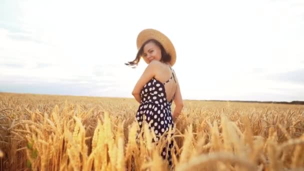 Flicka med halm hatt ha kul i gyllene vetefält. Elegant sexig dam i lång Vintage klänning. Gyllene timmen. Skörd, resekoncept. — Stockvideo