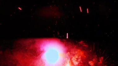 Tatil kutlarken siyah arka plan üzerinde köpüklü kırmızı havai fişek. Video efektleri, dijital birleştirme oluşturmak için mükemmel.