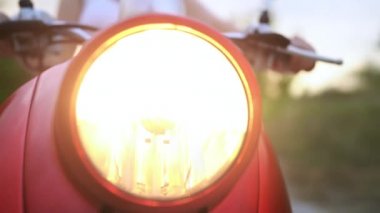 Kırmızı vintage motosiklet, moped veya scooter far lambası. Dolly atış.