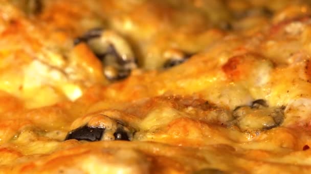 Kaas op pizza smelt van de hitte van oven. Bakken, time-lapse 4k — Stockvideo