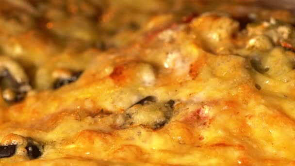 O queijo na pizza derrete-se do calor de forno. Cozimento, lapso de tempo 4k — Vídeo de Stock