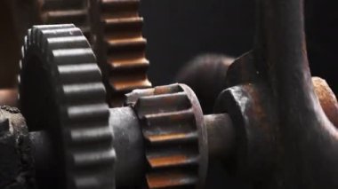 Endüstriyel mekanizma. Steampunk, zaman, eski, saat kavramı. Büyük metal paslı dişliler yakın çekim görünümü döndürür. 