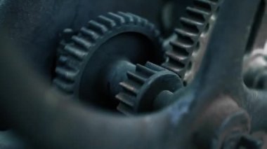 Büyük metal paslı dişliler yakın çekim görünümü döndürür. Endüstriyel mekanizma. Steampunk, zaman, eski, saat kavramı