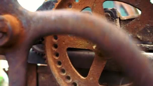 Mecanismo industrial. Steampunk, tempo, velho, conceito de relógio. Engrenagens enferrujadas de metal grandes rotativas vista close-up . — Vídeo de Stock