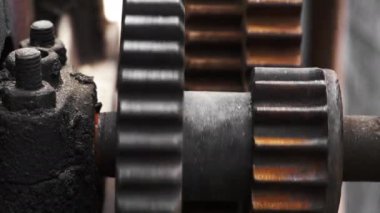 Büyük metal paslı dişliler yakın çekim görünümü döndürür. Endüstriyel mekanizma. Steampunk, zaman, eski, saat kavramı