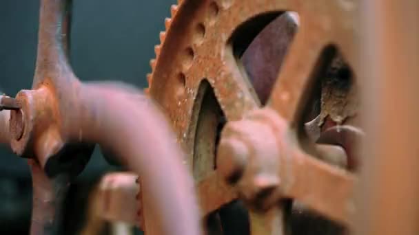 Mecanismo industrial. Steampunk, tempo, velho, conceito de relógio. Engrenagens enferrujadas de metal grandes rotativas vista close-up . — Vídeo de Stock