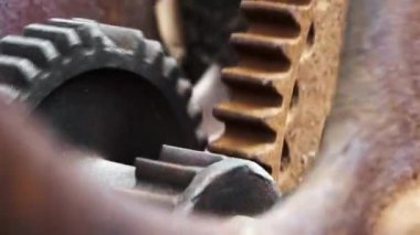 Büyük metal paslı dişliler yakın çekim görünümü döndürür. Endüstriyel mekanizma. Steampunk, zaman, eski, saat kavramı