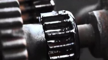 Büyük metal paslı dişliler yağ yağlama yakın çekim görünümü döner. Endüstriyel mekanizma. Steampunk, zaman, eski, saat kavramı.