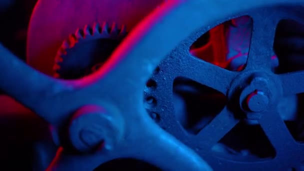 在霓虹灯下，格子工业钟齿轮的抽象运动。时间、机械工程、工作理念 — 图库视频影像