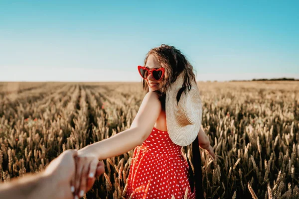 Ακολουθήστε με στο χωράφι με το σιτάρι. Η γυναίκα στο χωράφι με το σιτάρι. Παλιομοδίτικο κορίτσι που κρατά το χέρι του ανθρώπου. Ταξίδια, μόδα, φιλοσοφία της φύσης — Φωτογραφία Αρχείου