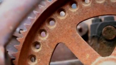 Büyük metal paslı dişliler yakın çekim görünümü döndürür. Endüstriyel mekanizma. 