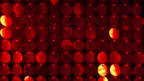 Nahaufnahme von roten Pailletten funkelnden reflektierenden Hintergrund. abstrakte kinetische Glitzerwand in Bewegung. Nachtclubdekoration. können als Übergänge zu modernen Projekten, künstlerischen Hintergründen verwendet werden. — Stockvideo