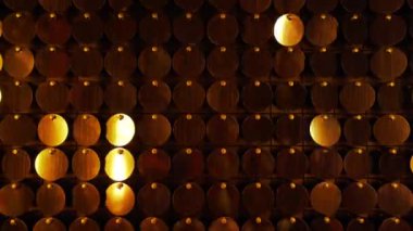 Soyut kahverengi veya bronz kinetik glitter duvar hareketli. Parıltılar yansıtıcı arka plan parlıyor. Gece kulübü dekorasyonu. Geçiş olarak kullanılabilir, modern projelere, sanat arka planlara eklenebilir.