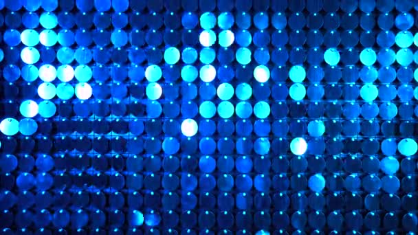 Blaue Pailletten funkeln reflektierenden Hintergrund. abstrakte kinetische Glitzerwand in Bewegung. Nachtclubdekoration. können als Übergänge zu modernen Projekten, künstlerischen Hintergründen verwendet werden. — Stockvideo