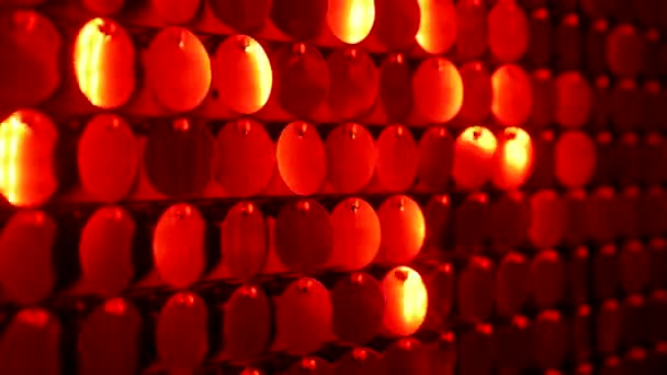 Абстрактна червона кінетична блискуча стіна рухається. Спаржа сяє світловідбиваючого фону. Прикраса нічного клубу. Може використовуватися як переходи, додані до сучасних проектів, тло мистецтва . — стокове відео