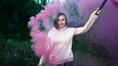 Dramatik karamsar Aydınlatma pembe sis bombası veya el bombası ile genç güzel kadın