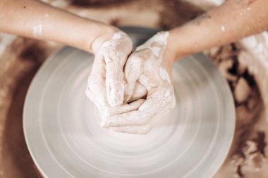 Süreci çalışma iş sanat stüdyosu potters direksiyonda mans. Bilinmeyen usta sürahi oluşturur. Ellerinde sadece odaklan. Küçük işletme, yetenek, buluş, ilham kavramı.