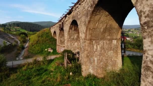 Drone utsikt över gamla bron viadukten i bergsby. Aerial Vorokhta Ukraina viadukten är en av största stenbron i världen — Stockvideo