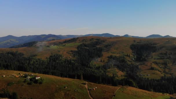 Výhled na mlhavé městečko v horách od létající dron. Léto v Evropě Karpaty. Koncept letu, přírody, úžasné krásy naší planety. — Stock video
