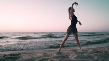 Kumlu kıyı şeridinde uzanan çekici balerin uygulamaları. 