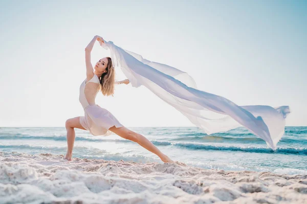 Dame dansante avec tissu blanc sur fond de mer. Nature, ballet, concept de gymnastique. Femme danseuse qui s'étire. Scène incroyable — Photo
