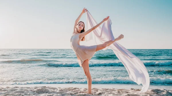 Bailarina con tela blanca sobre fondo marino. Naturaleza, ballet, concepto gimnástico. Bailarina estirándose. Increíble escena — Foto de Stock