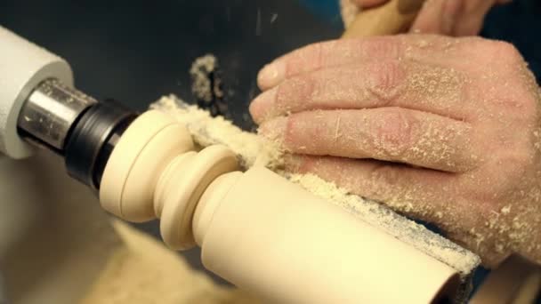 Tesařská dílna zblízka. Mužský řemeslník pracující se dřevem na budoucím nábytku. Soustruh, průmysl, výrobní koncepce. — Stock video