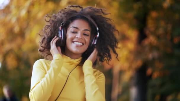 Africano meninas americanas cabeça dançando em earphones.Young mulher encaracolado penteado — Vídeo de Stock