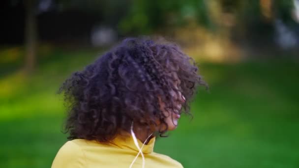 Africano meninas americanas cabeça dançando em earphones.Young mulher encaracolado penteado — Vídeo de Stock