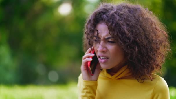 Недовольная женщина говорит по телефону, выражает свое несогласие. Отрицание, отвержение — стоковое видео