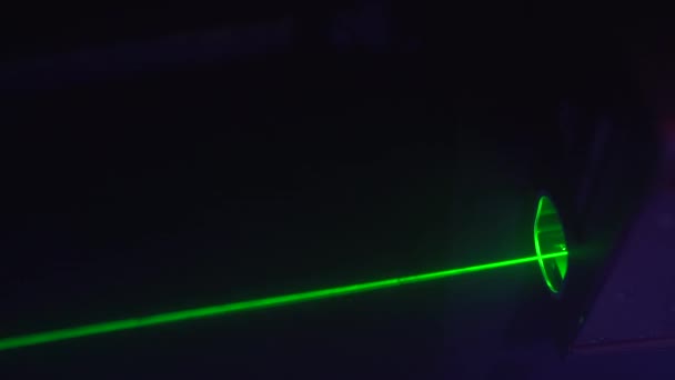 Gloeiende groene laserstralen op nachtclub, concert of muziekfestival. Nachtfeestsfeer. — Stockvideo