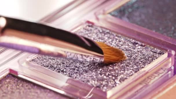 Cepillo gana brillo metálico de recarga en la pila para ser utilizado en el maquillaje. Artista trabajando con paleta de sombras de ojos. Detalles del proceso de trabajo, herramientas en la industria de la belleza. Cosmética decorativa . — Vídeo de stock